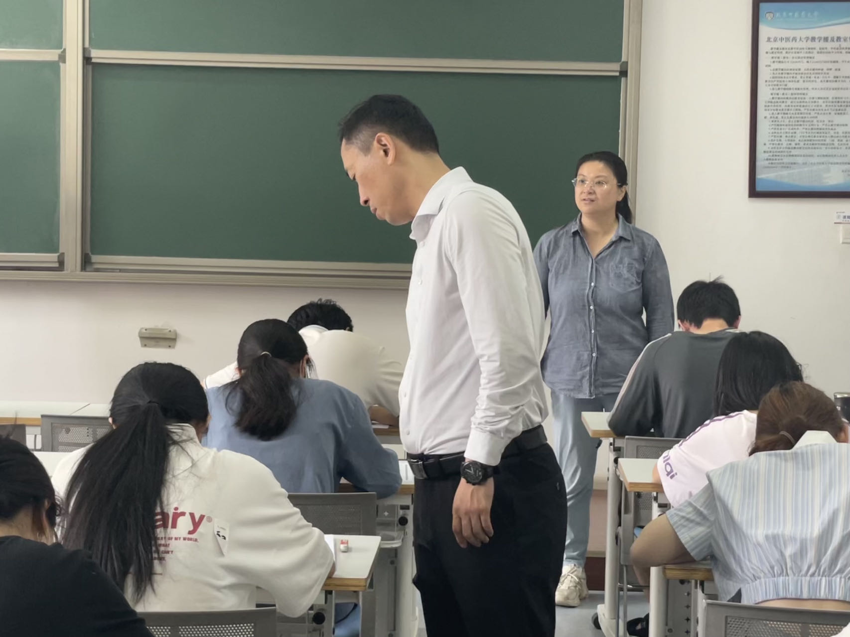 1687826522745079733.jpg 威廉体育williamhill开展2023年春季学期期末考试巡查工作1.jpg